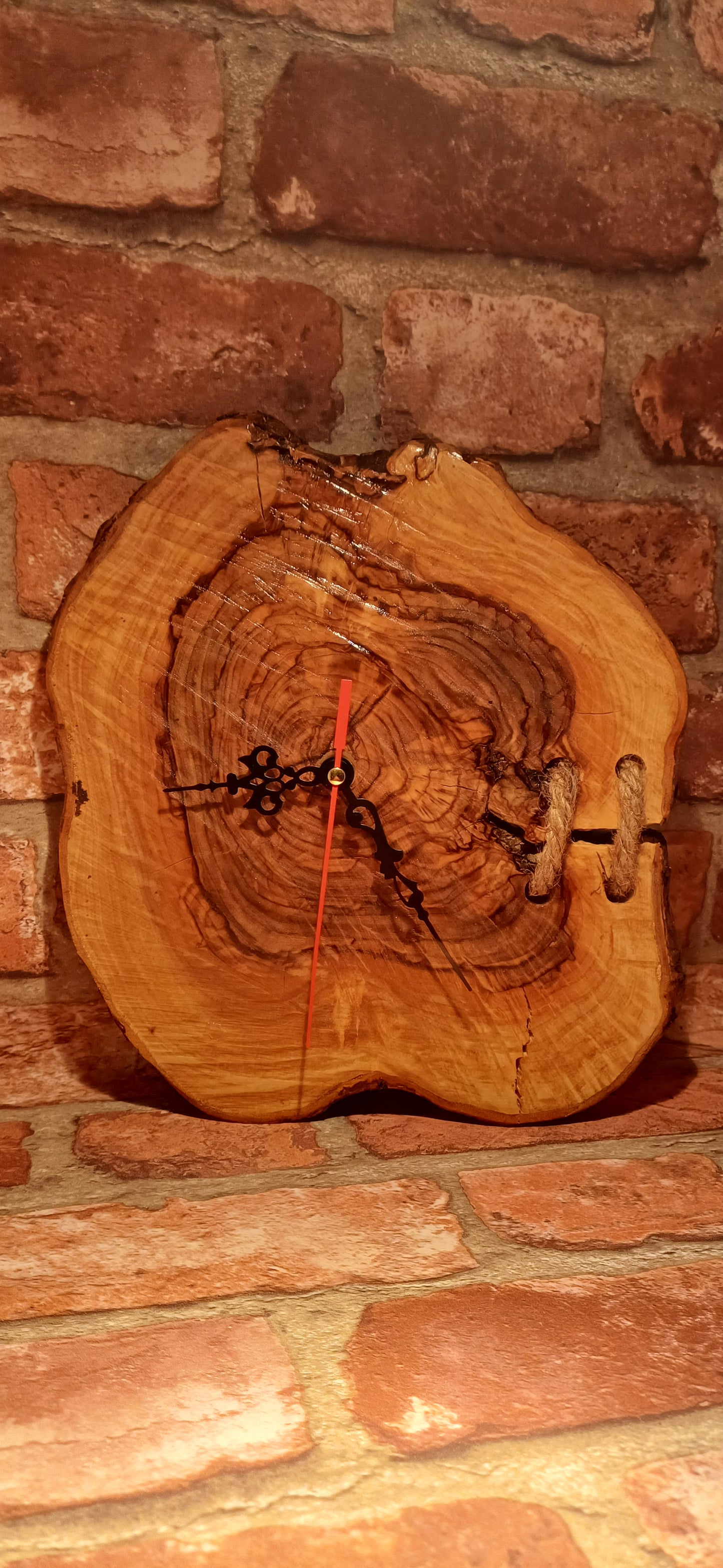 Orologio in legno di ulivo